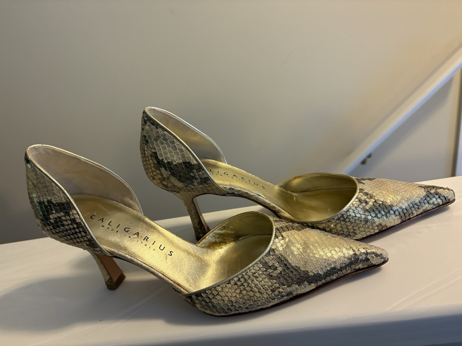 Caligarius Made In Italy Golden Faux Snake Texture Sz 8/9.5 Point Toe 3.25” Heel
