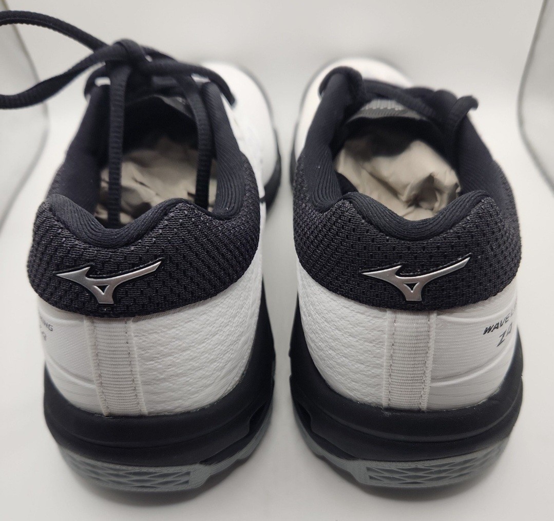 New With Defects – Mizuno Wave Lightning Z4 Shoes – Size 6