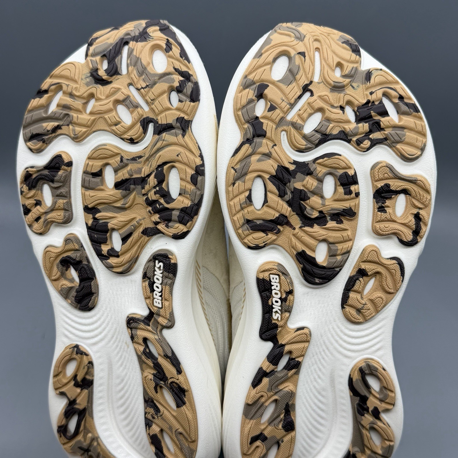 Brooks Adrenaline GTS 25 Women’s 6 B Running Shoes Coconut Crème Leopard *READ*