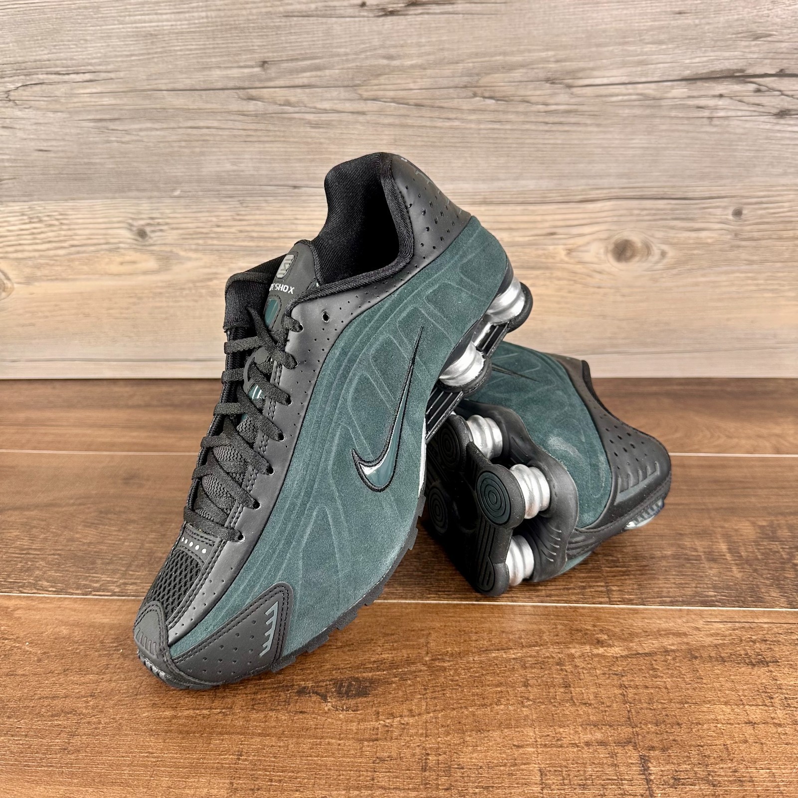 Nike Shox R4 Womens Size 7 Black Metallic Silver Seaweed HQ7739 002