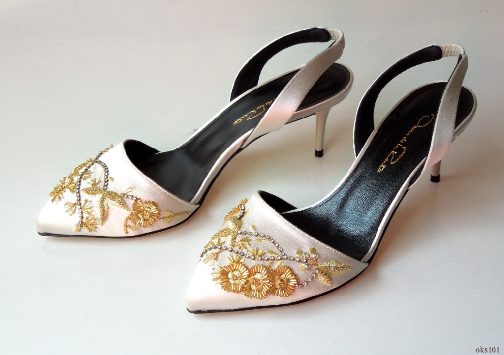 Oscar de la Renta pointy toe silver satin shoes 37 7 GOLD BEADS JEWELED ART $790