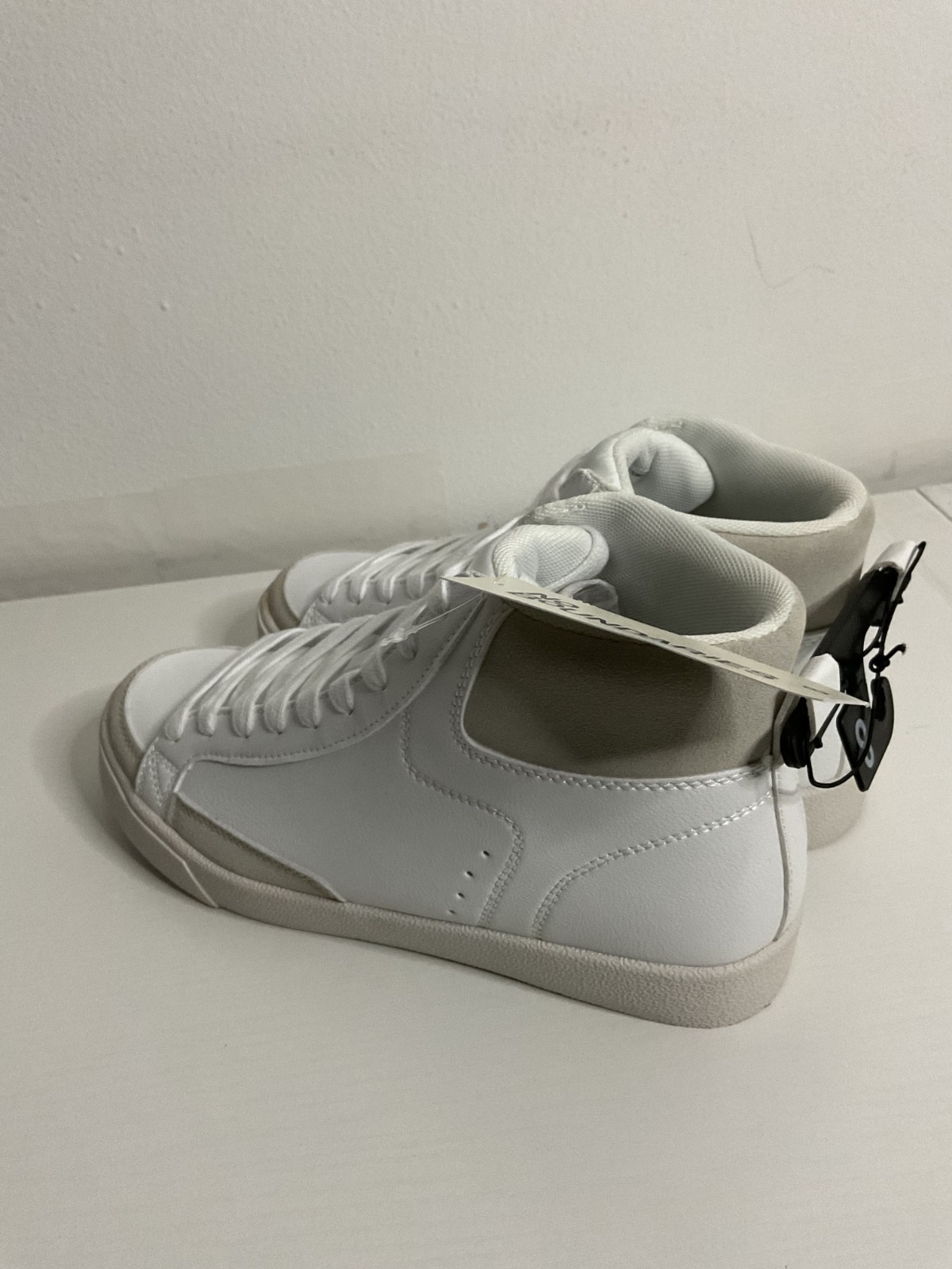 No Boundari High Top Women’s Memory Foam Sneaker in White w/ Suede Size 8