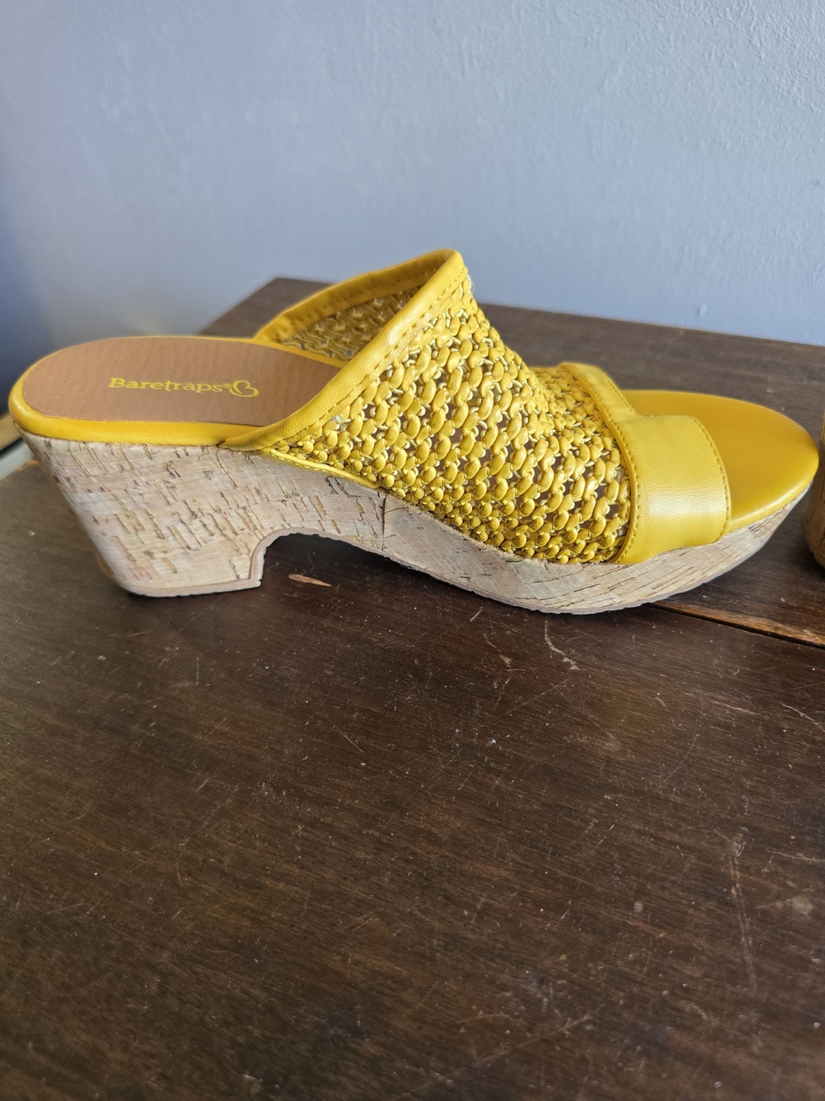 Women’s Baretraps Woven Yellow Slip-on Wedge Toe Ring Size 8M Pre-owned