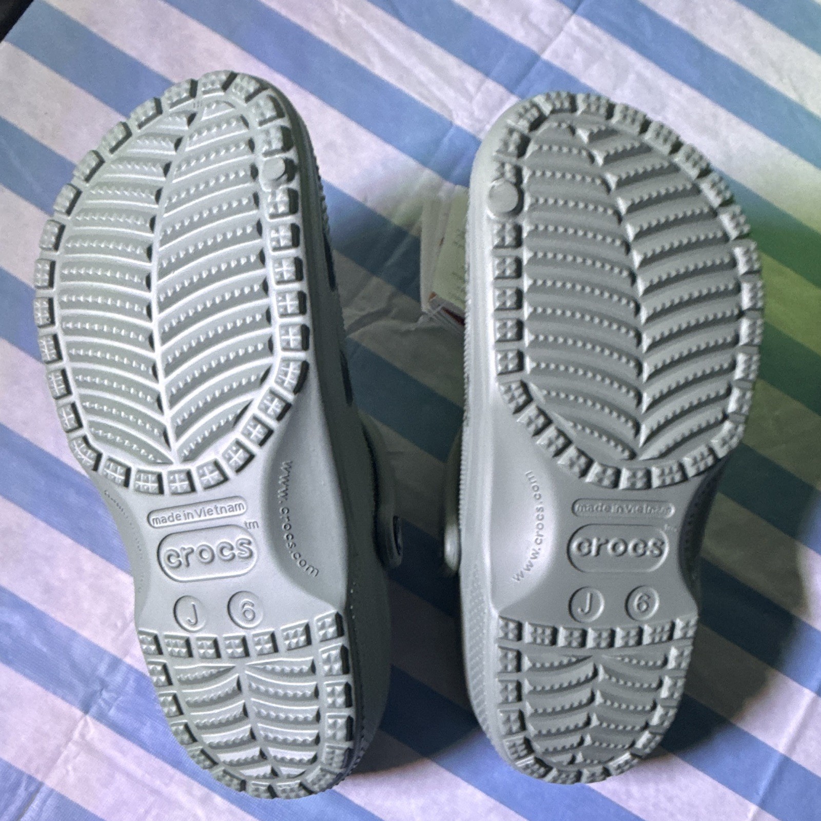 Crocs Classic Clog K «Moss» Green – Youth Size J6 (Fits Women’s US 7.5 / EUR 38-