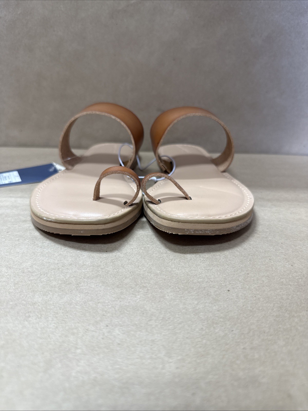Universal Thread – Women’s Cognac Juno Toe Ring Flat Sandals SEE DESCRIPTION