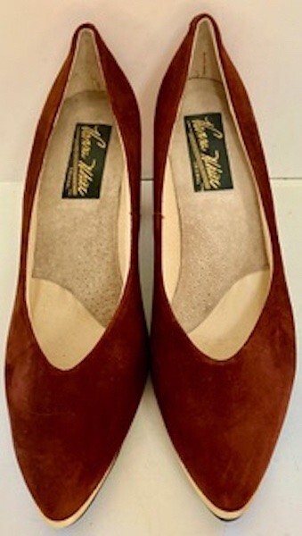 Vintage Vanna White Brown Suede Leather Shoes With Gold Brass/Metal Trim. Size 9