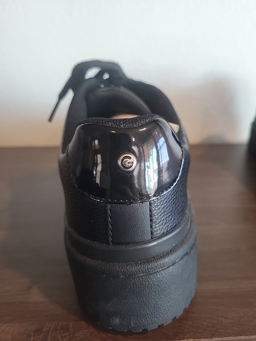 Guess LOS ANGELES Sneakers BLACK QUILTED LACE UP WOMEN’S SZ 9M Pre Owned