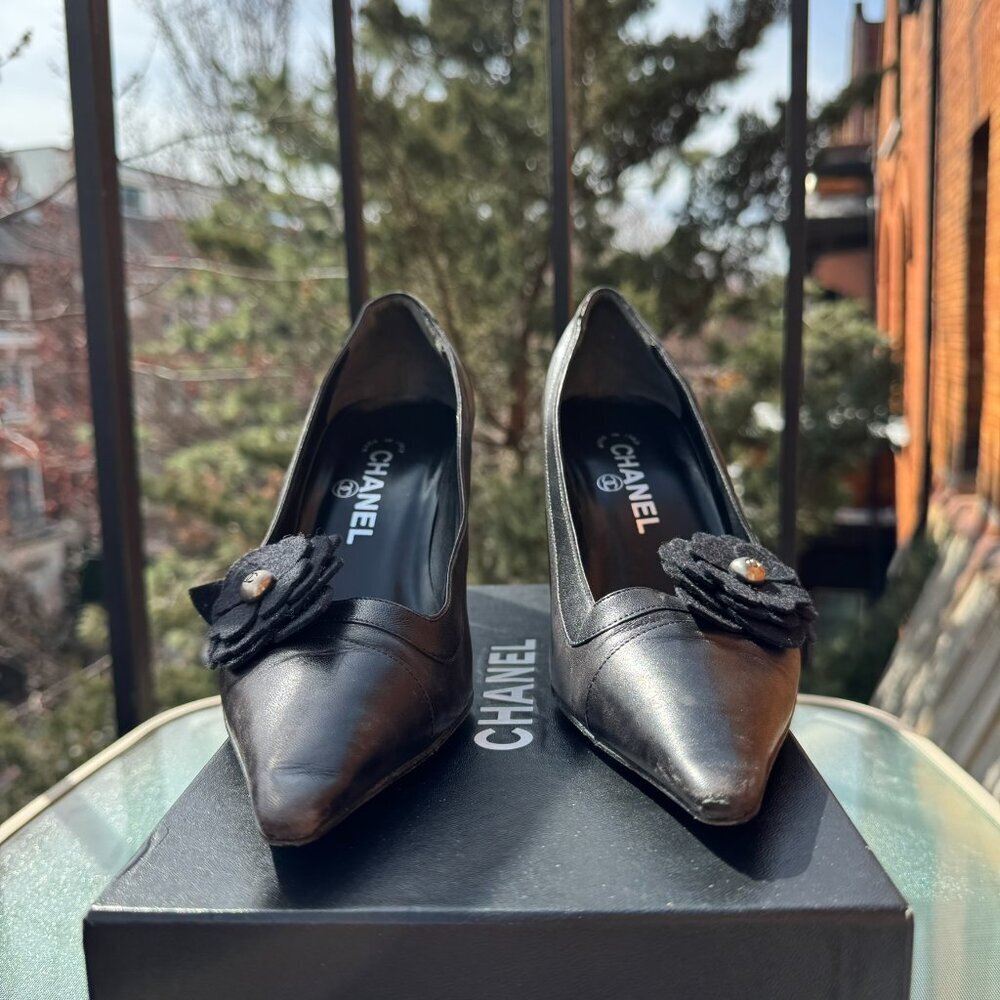 Vintage Chanel Classic Pump Black Camellia Flower Pointed Toe Heels CC US 7/EU38