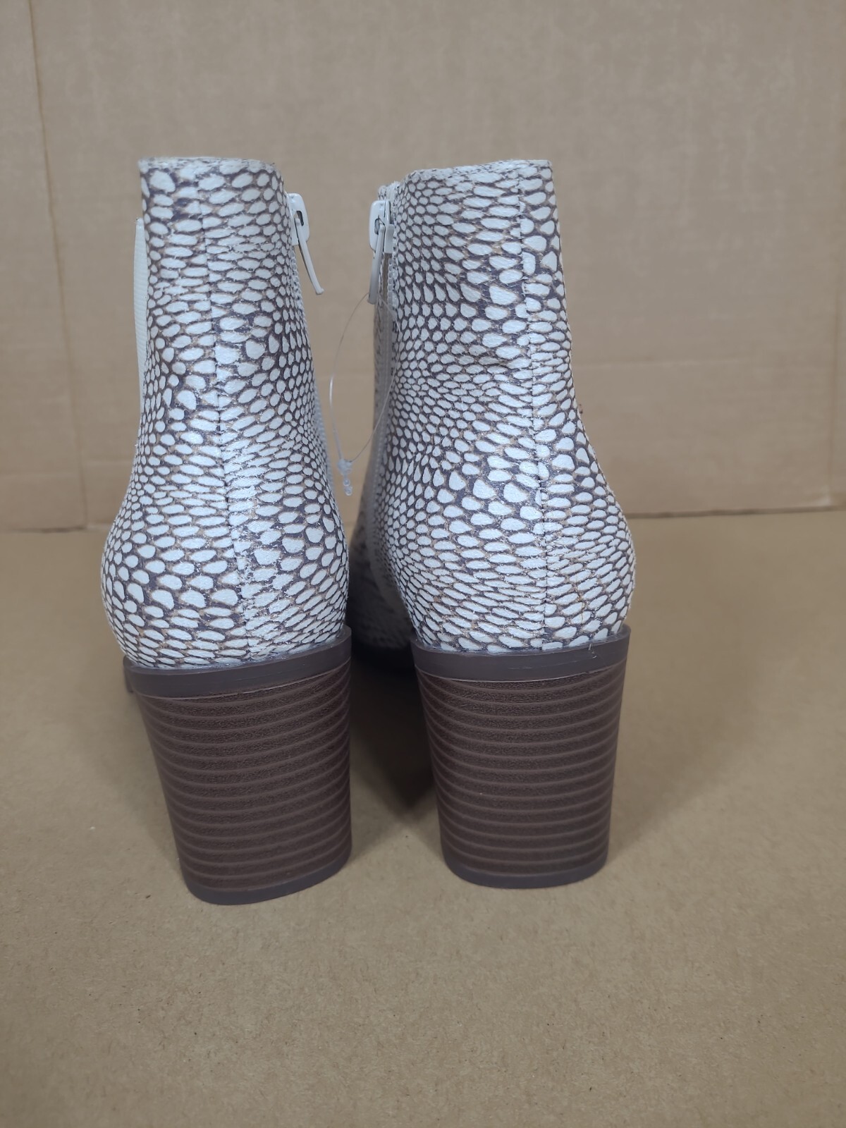 The Limited Kiki Chelsea Booties White Brown Snakeskin Look Size 8.5M Nwob
