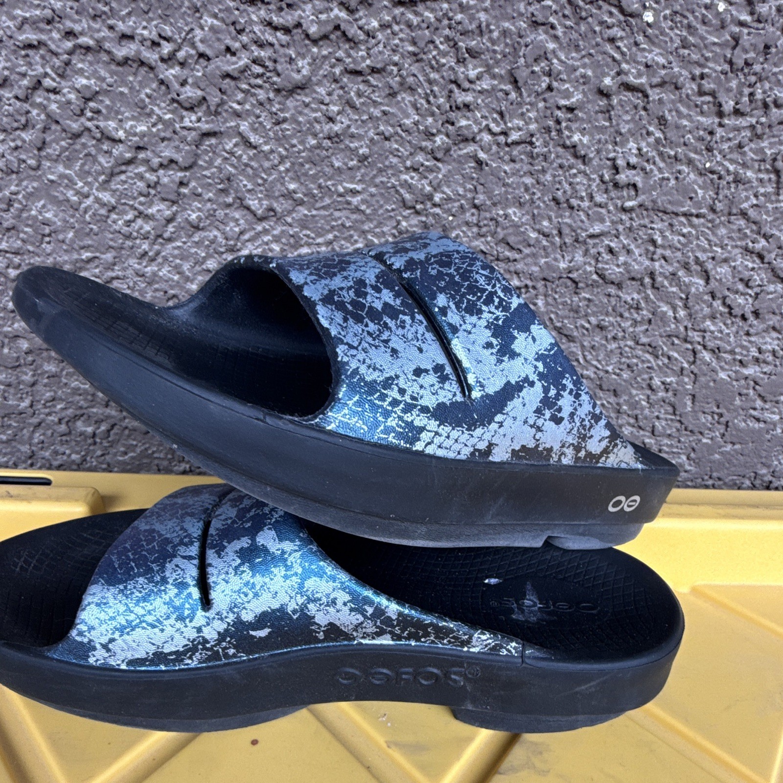 OOFOS Women’s Black/Blue Abstract Slide Sandals Logo Slip-On US 7