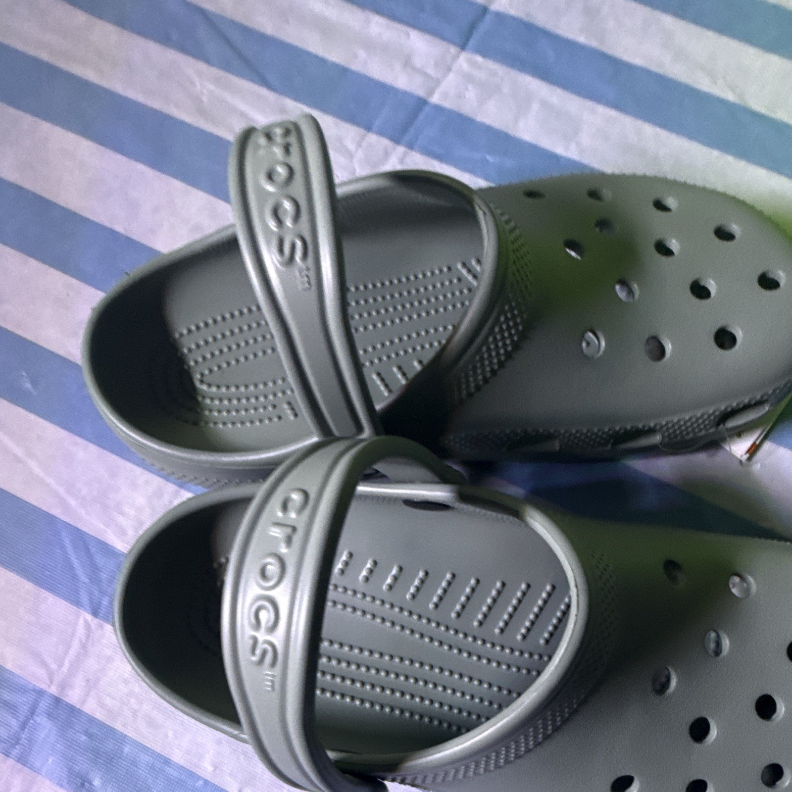 Crocs Classic Clog K «Moss» Green – Youth Size J6 (Fits Women’s US 7.5 / EUR 38-