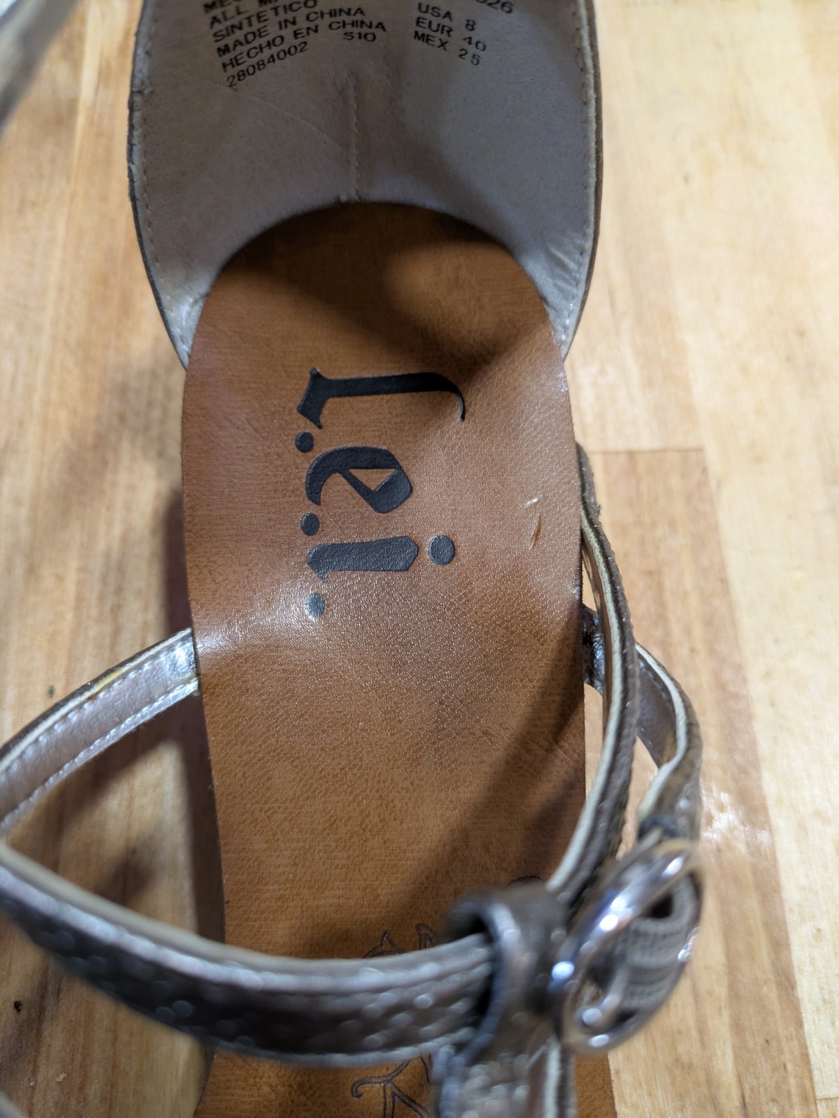L.E.I. Megan Sandals Silver Tone Straps Women’s 8