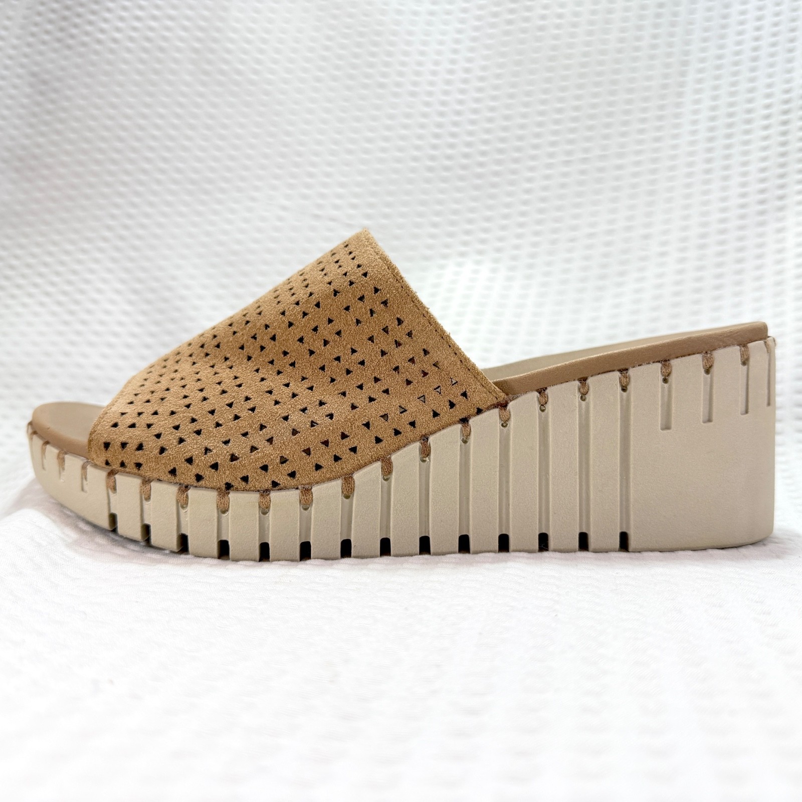 Women’s Skechers Pier Ave Luxe Foam Suede Wedge Sandal Tan Size 8 -New w/Flaw