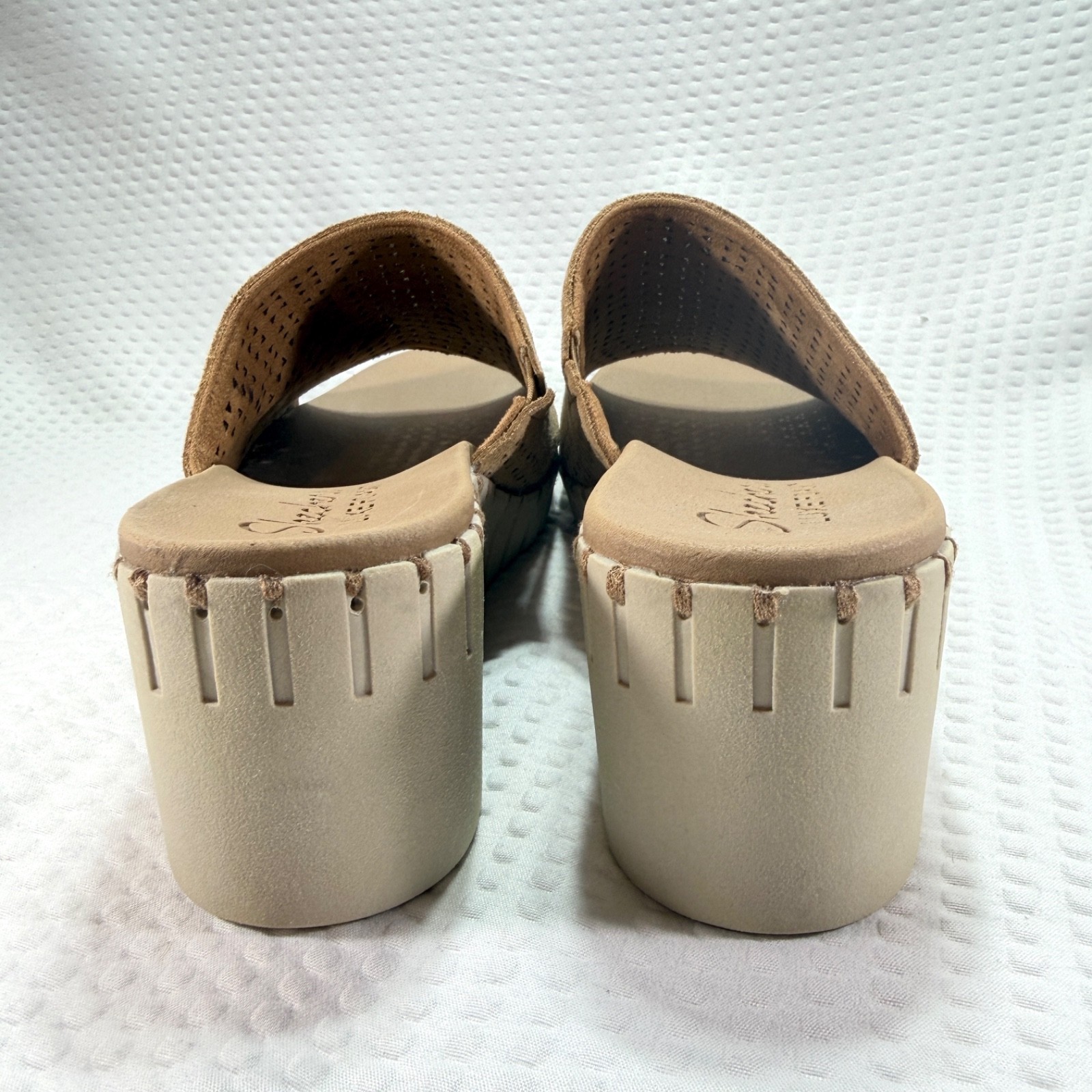 Women’s Skechers Pier Ave Luxe Foam Suede Wedge Sandal Tan Size 8 -New w/Flaw