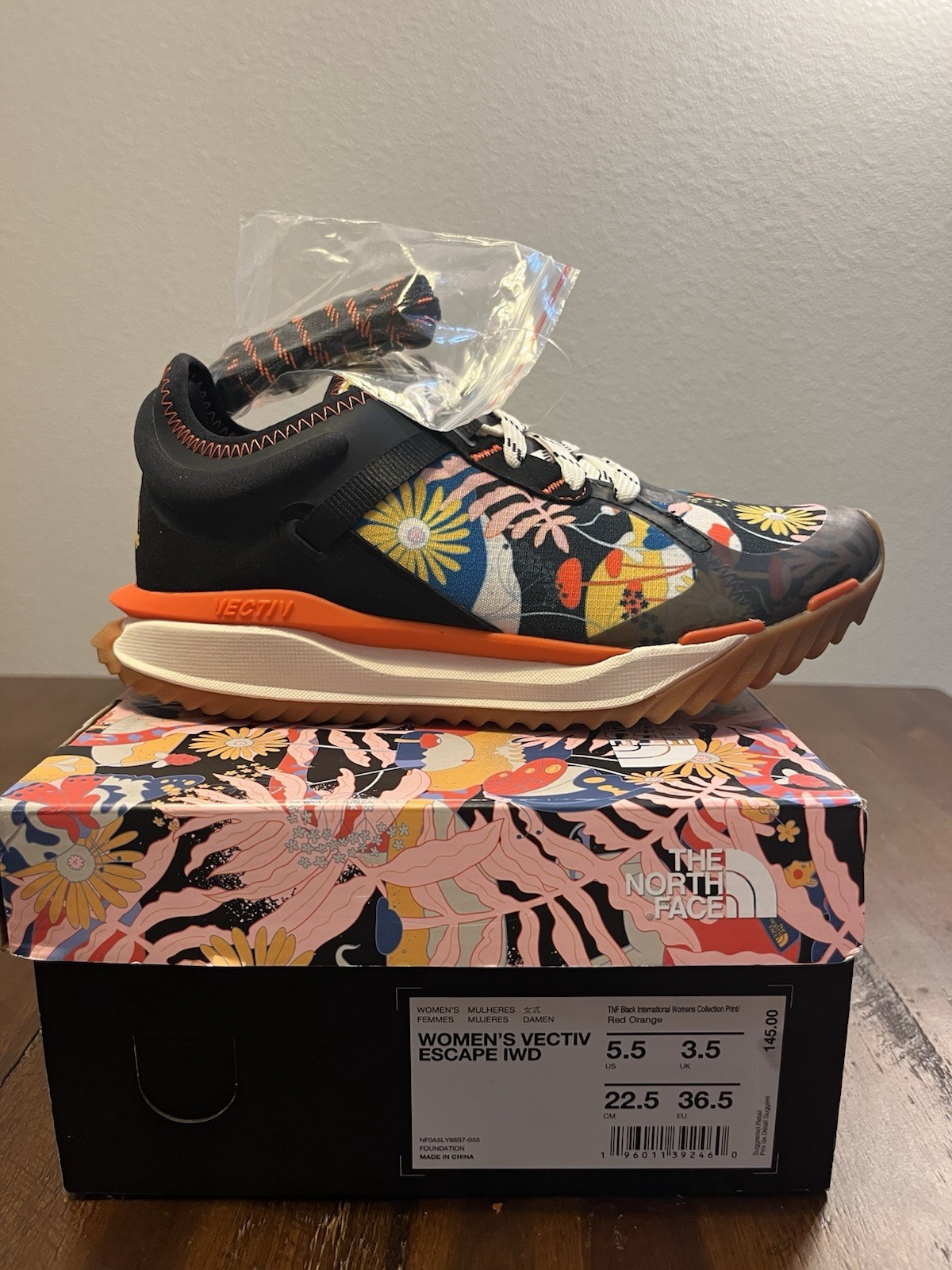 New with box North Face women’s vectiv escape IWD athletic shoe US 5.5, 22.5 cm
