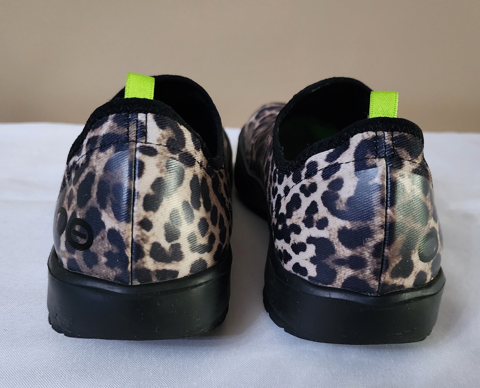 OOFOS OOmg eeZee Low Women’s Size 40.5 Leopard Recovery Shoe fits like size 9.5