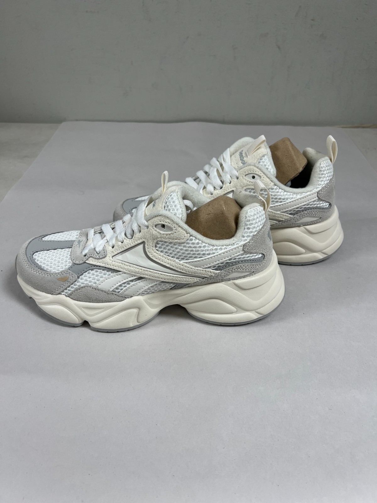 Women’s Reebok Charge White SZ 8
