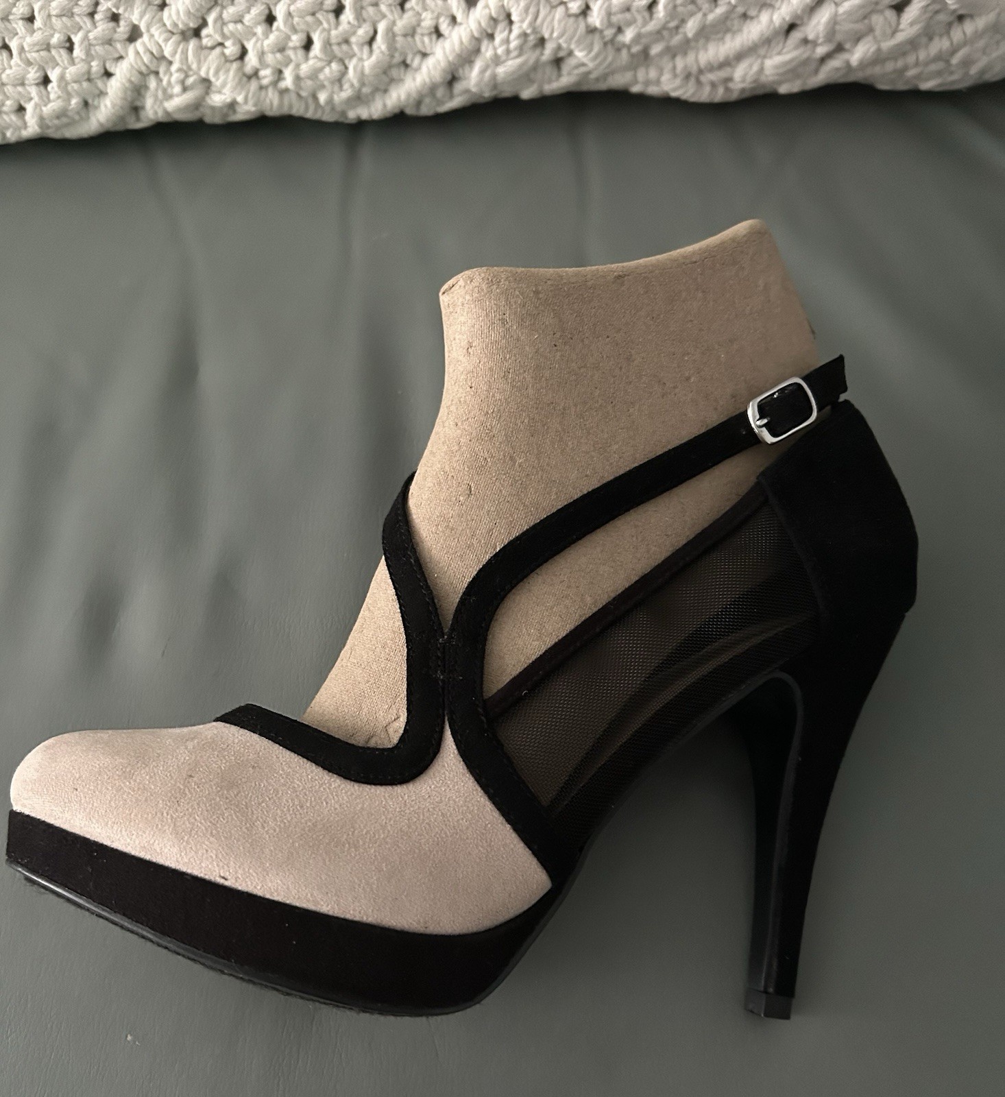 Call it Spring Black/Beige Colorblock Suede & Mesh Size 9