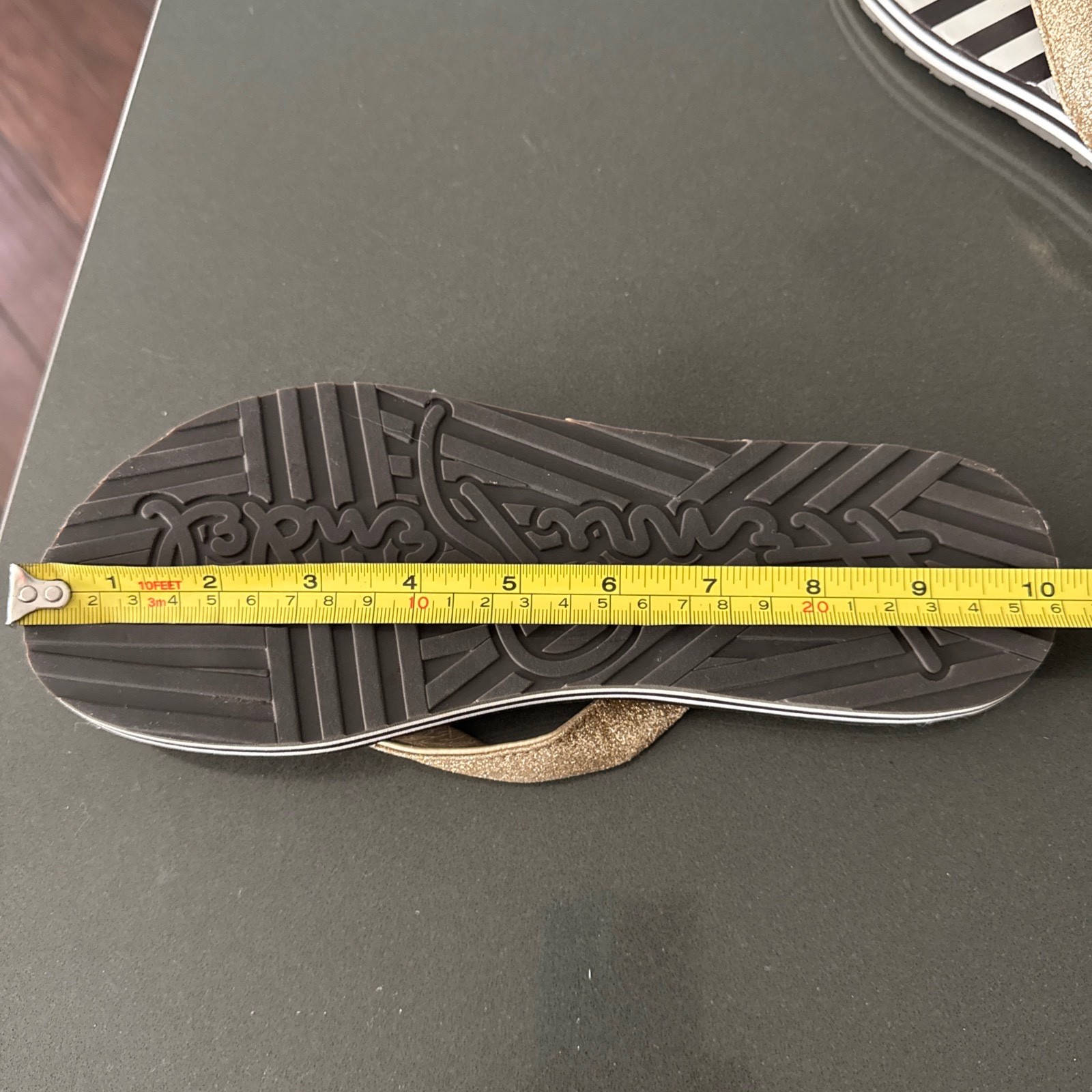NEW Vtg Henri Bendel Signature GOLD Brown White Striped Flip Flops SZ 9/10 w/Bag