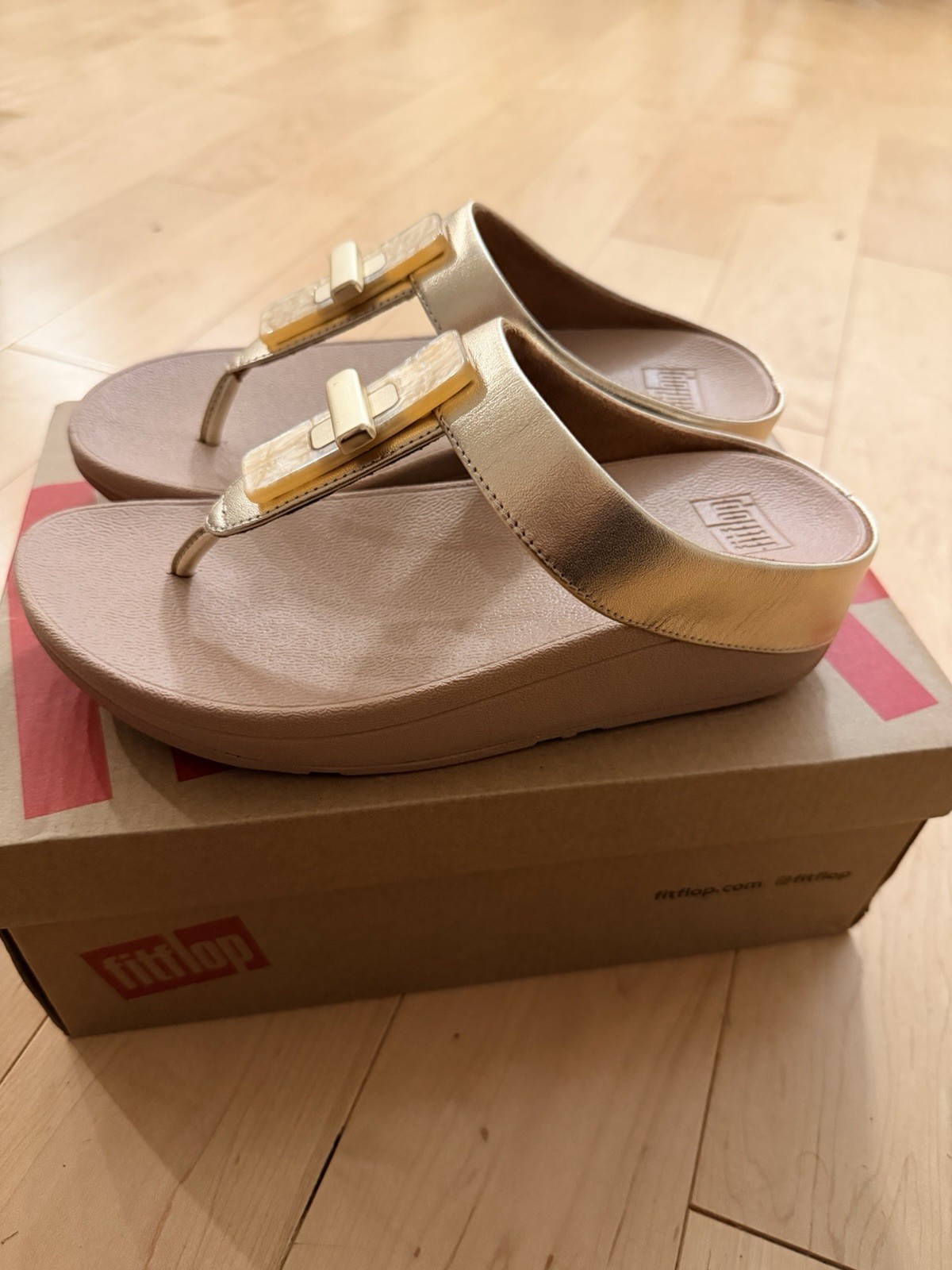 Fitflop Fino Resin Lock Leather Toe Post Sandals In Platino Size 5