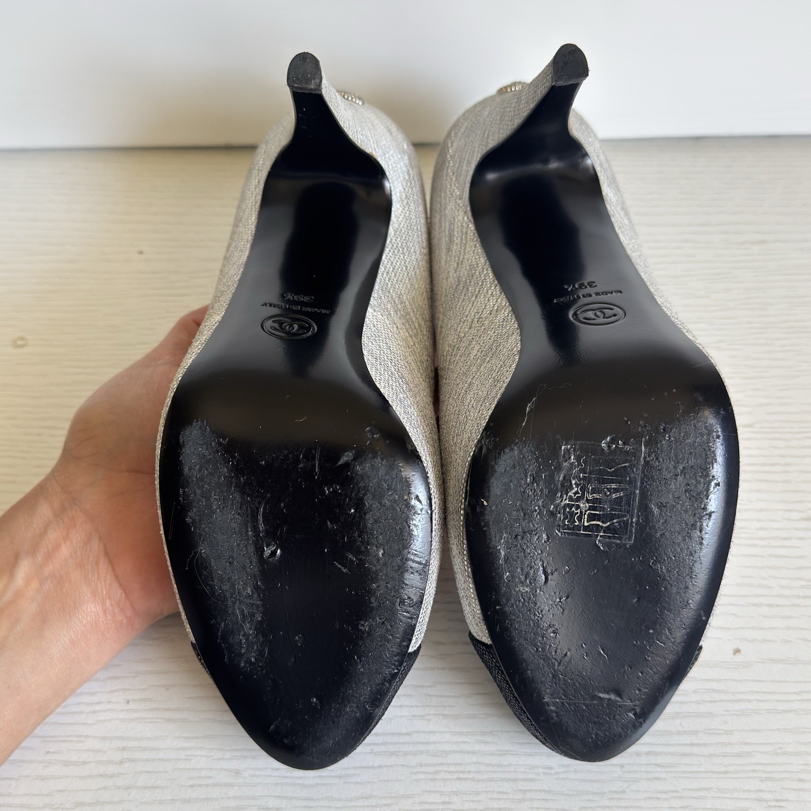 CHANEL Pumps Metallic Silver Cap toe Textured EU 39.5 Crystal Logo Stiletto Heel