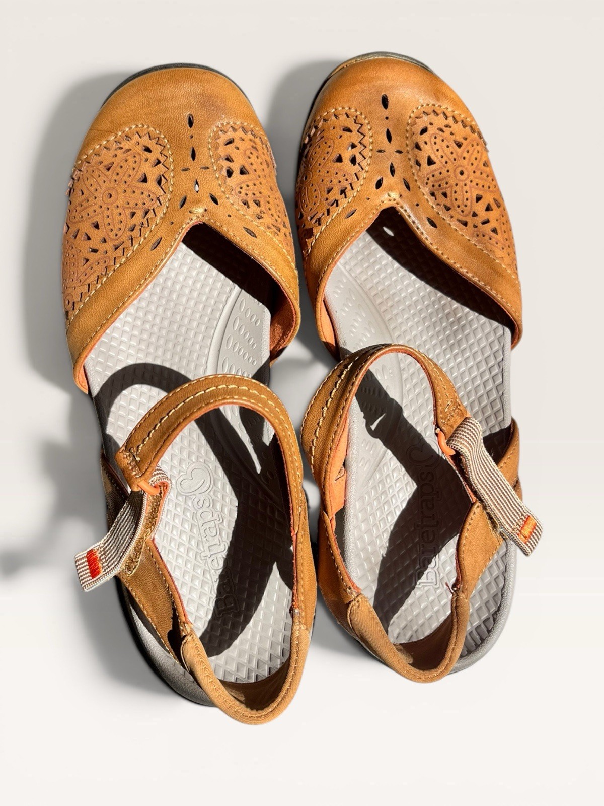Baretraps Women’s Brown Leather Cut-Out Hook & Loop Flat Sandals US 7.5