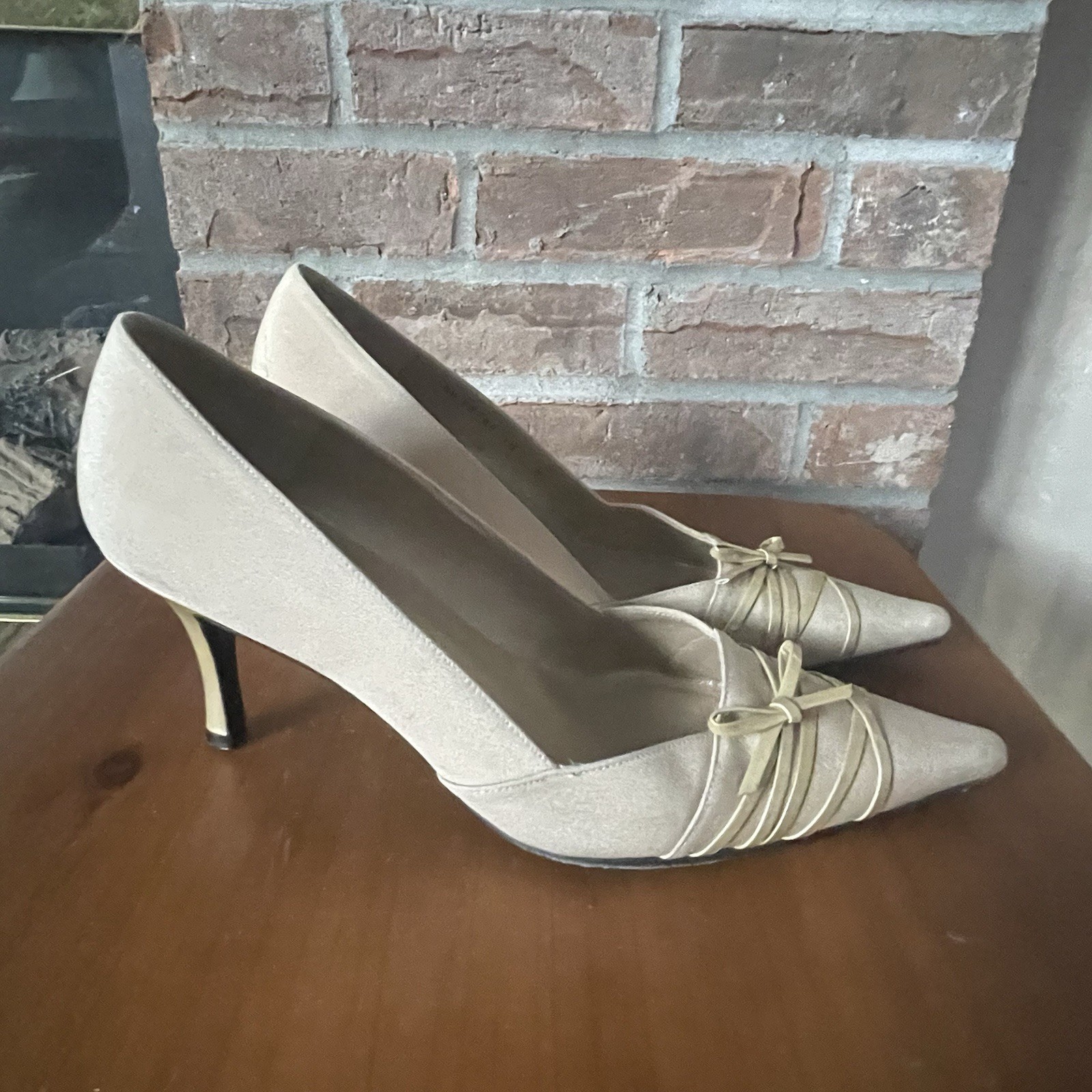 Stuart Weitzman Kitten Heel Evening Shoes Bow Women’s Size 10M Beige 3″ Heel