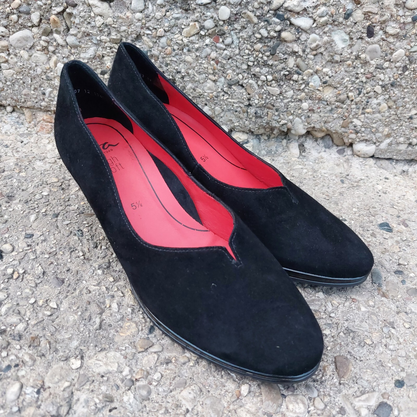 ara Odina Women’s Wavy Topline Black Suede Pump Size 8US Business Casual Classic