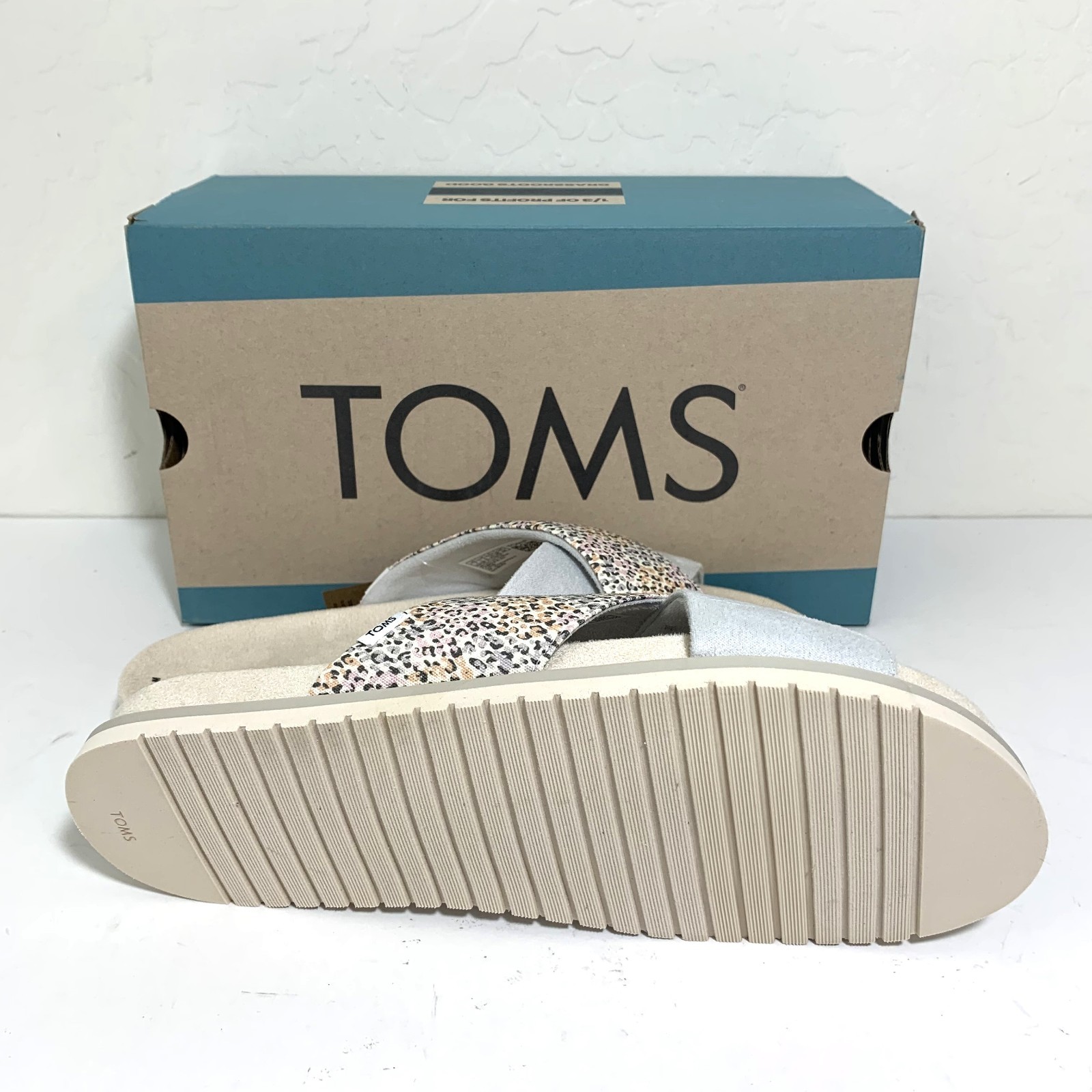 Toms Savanna Sandals Slip On Slides Crisscross Strap Flats Leopard Size 7 NEW
