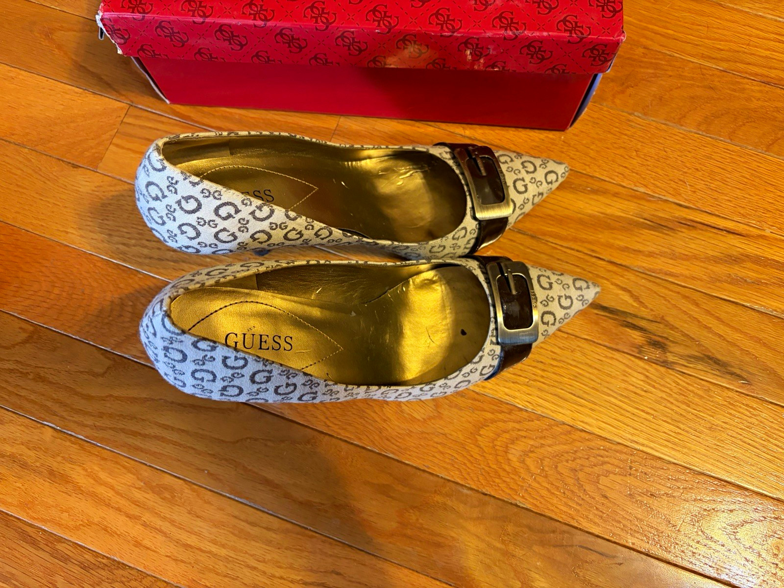 GUESS Logo Print Pointed Toe Pump Heels Slip On Buckle Accent Beige 8.5 M