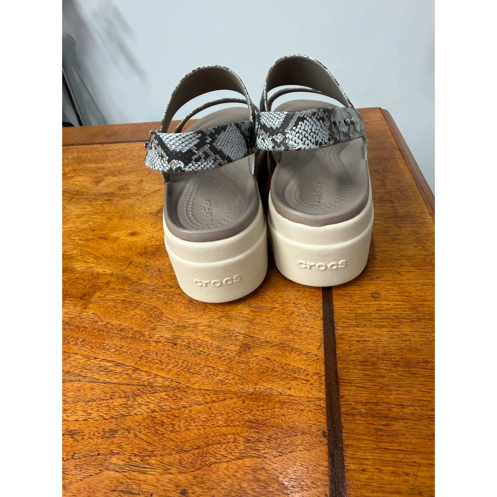 Crocs Brooklyn Low Wedge Snake Print Platform Sandals Womens 7 Grey Tan 206451