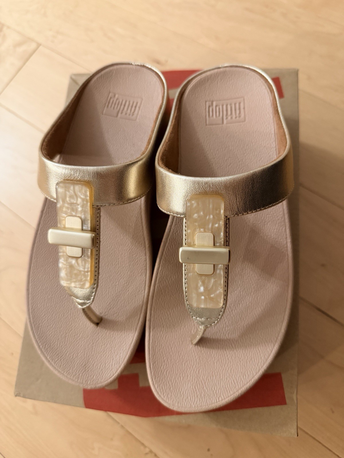 Fitflop Fino Resin Lock Leather Toe Post Sandals In Platino Size 5