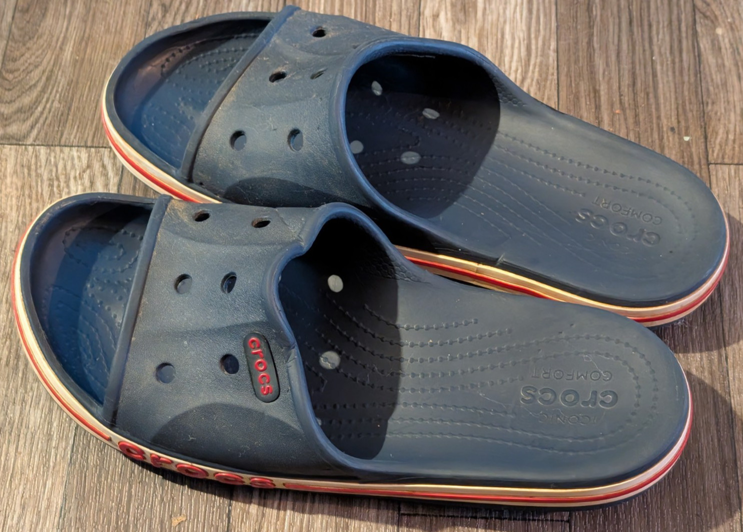 CROCS Bayaband Slide Unisex Sandals Men’s 8 / Women’s 10 Navy Blue Red Stripe
