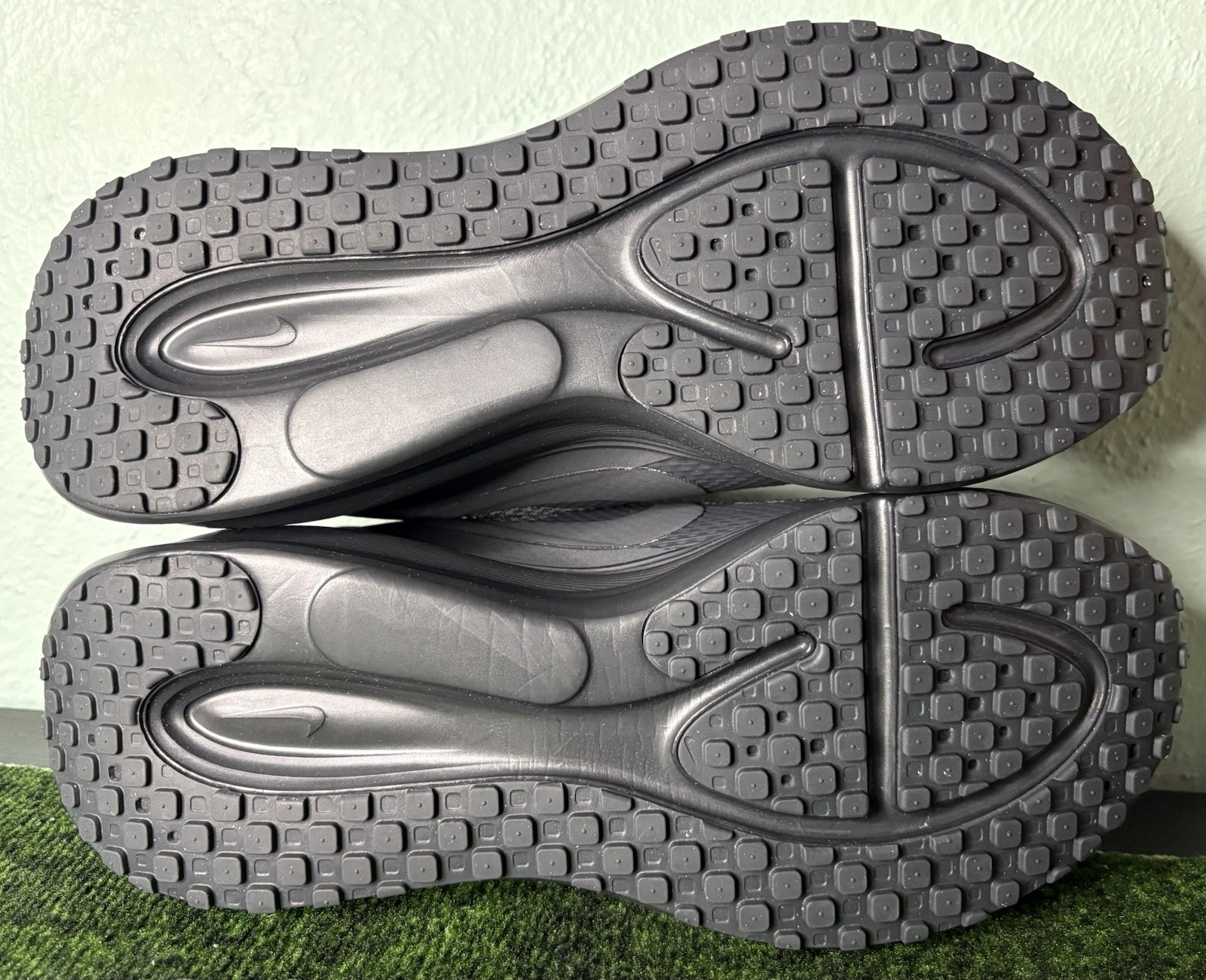 US Men’s 8.5/Women’s 10 – Nike Revolution 8 EasyOn «Anthracite» HQ2414-003