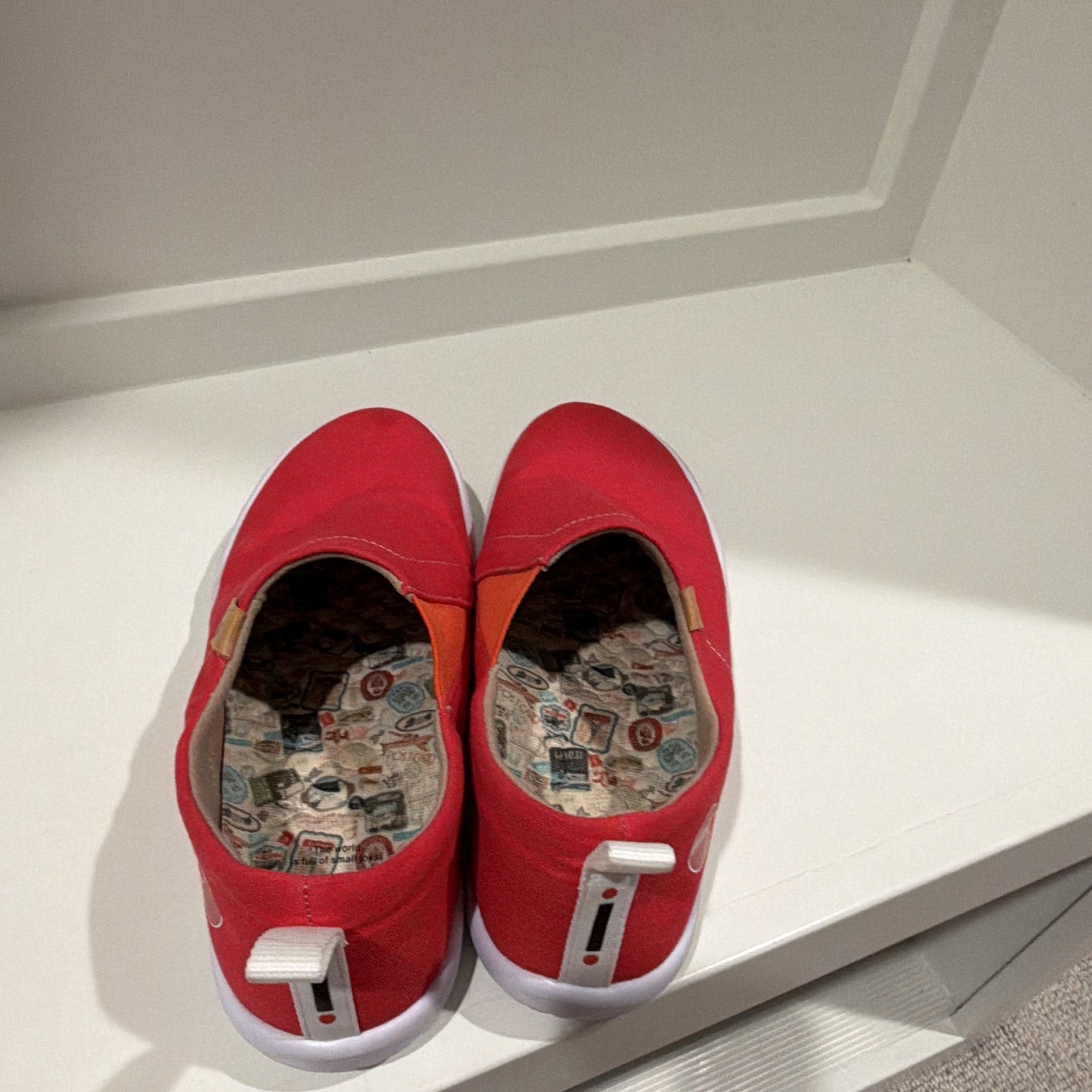 UIN Toledo Unisex Adults Red/White Low Top Slip-On Athletic Sneakers