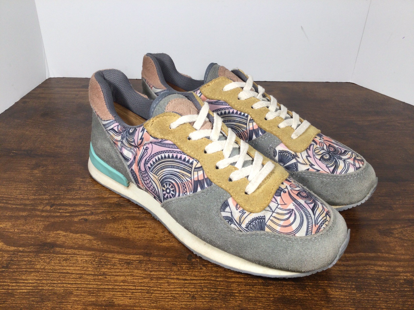 INKKAS Manu Jogger Shoes Men’s 9 Women’s 11 Gray Suede Colorful Bird Sneakers