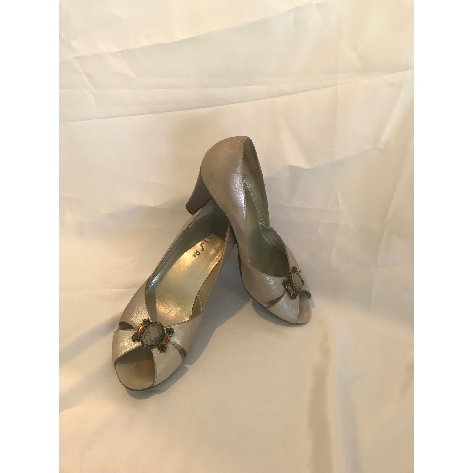Unisa Lani Champagne Metallic Leather Peep Toe Jeweled Cameo Pumps Heels 8.5M