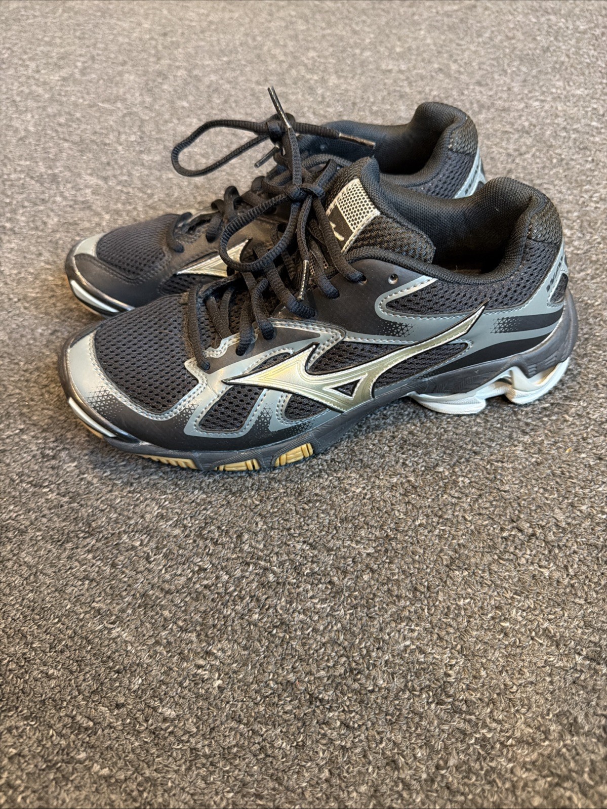 Mizuno Women’s Wave Bolt 5 Black/Silver Athletic Shoe Women’s Size 7.5 Sneakers