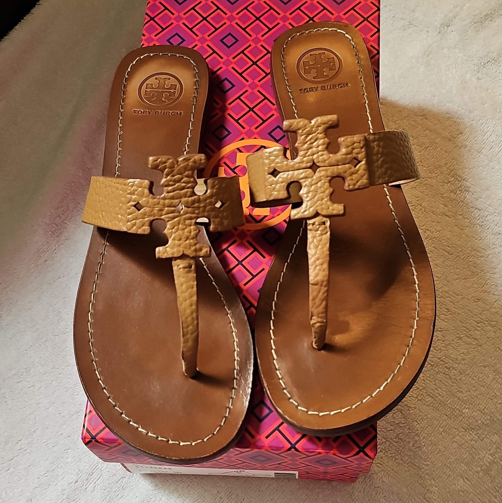Tory Burch Flat Thong Sandals Tan Tumbled Leather Logo Strap Women US 7.5