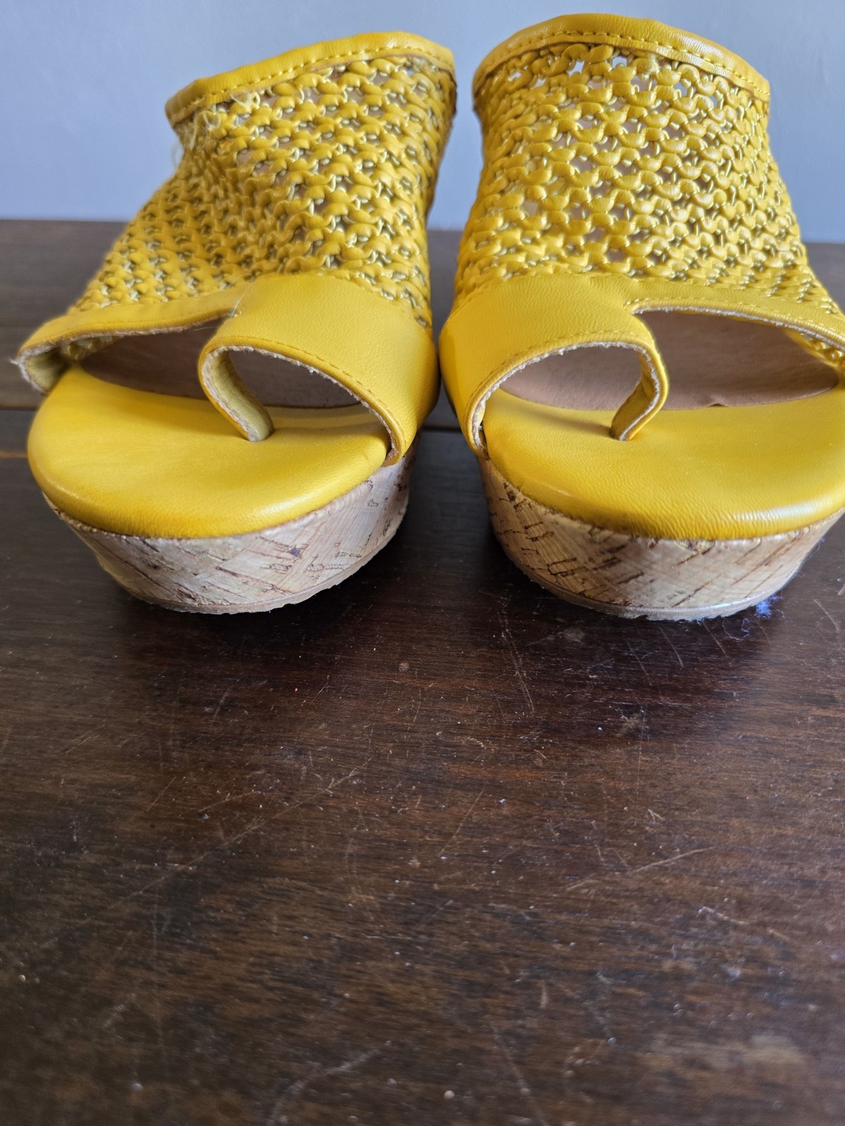 Women’s Baretraps Woven Yellow Slip-on Wedge Toe Ring Size 8M Pre-owned
