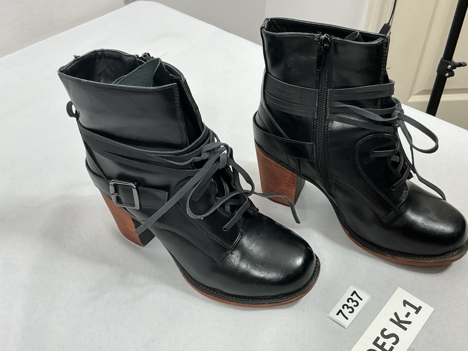 Womans Excellent Condition Celebrity Pink Duke Ankle Boots 7 W Black Block Heel