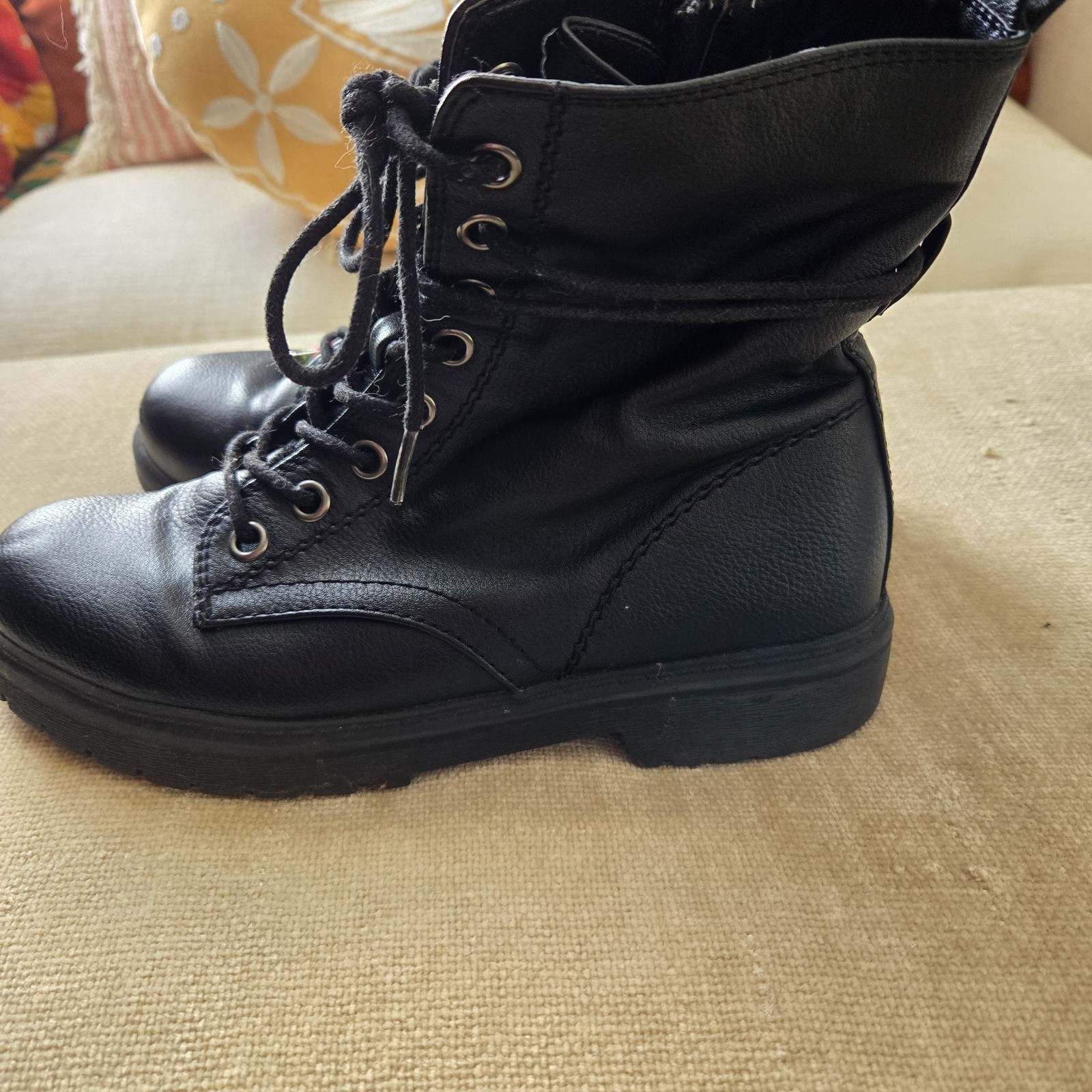 Kohls Womens Black Combat Boot Sz 7 Lace Up Zip Side Friend Pin Wrap Laces
