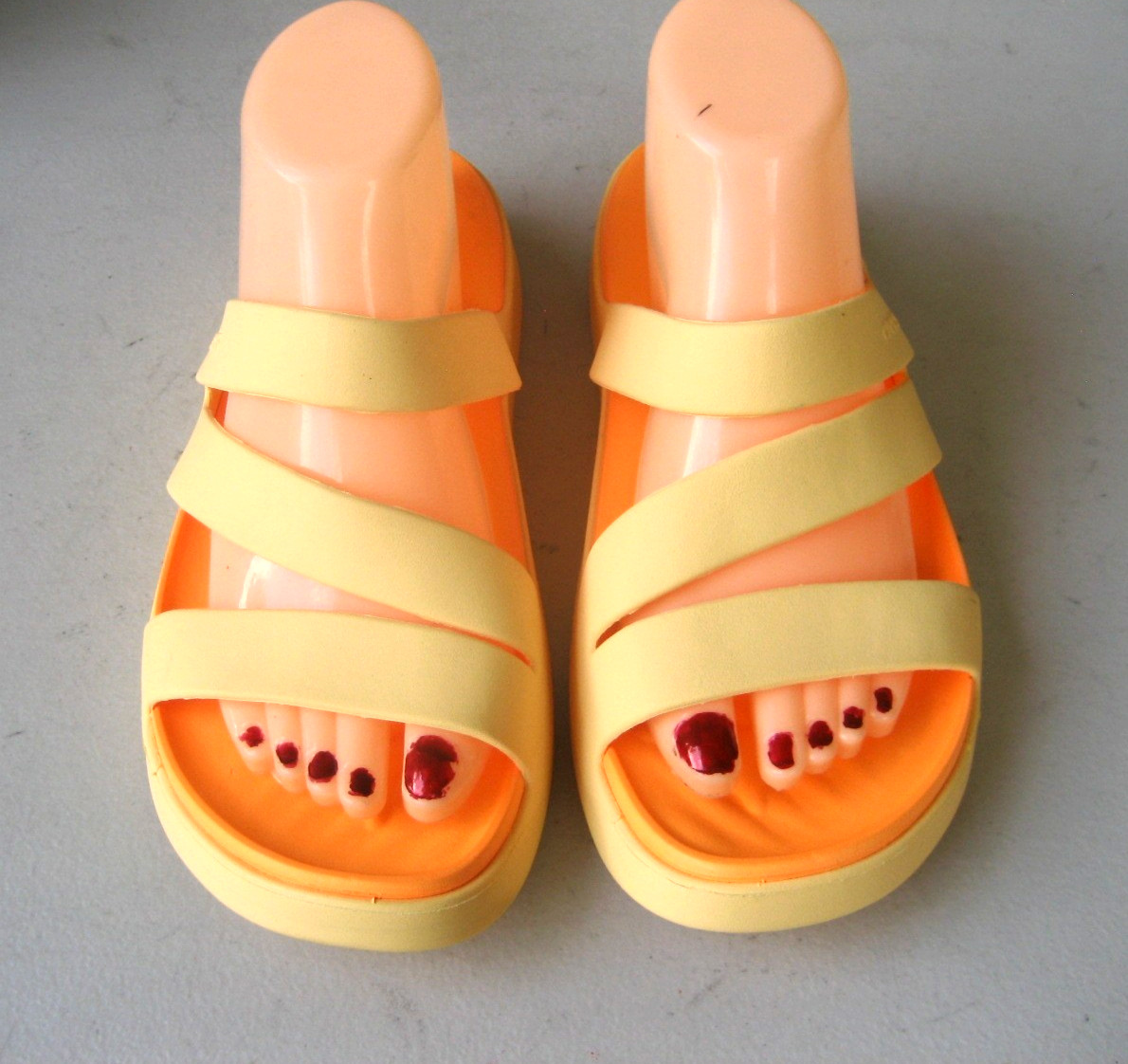 Crocs Getaway Strappy Sandals Womens Sz 9 Yellow MINT WORN 1-2 times