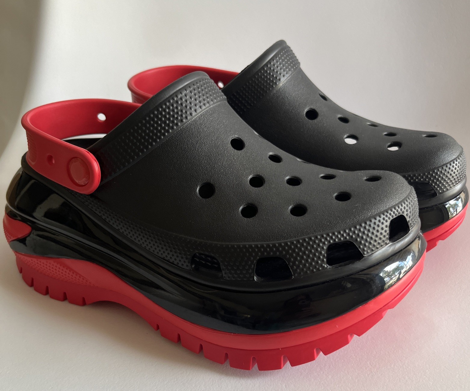 Crocs Mega Crush Clog black red womens Right W7 Left W8 mismatched pair adaptive