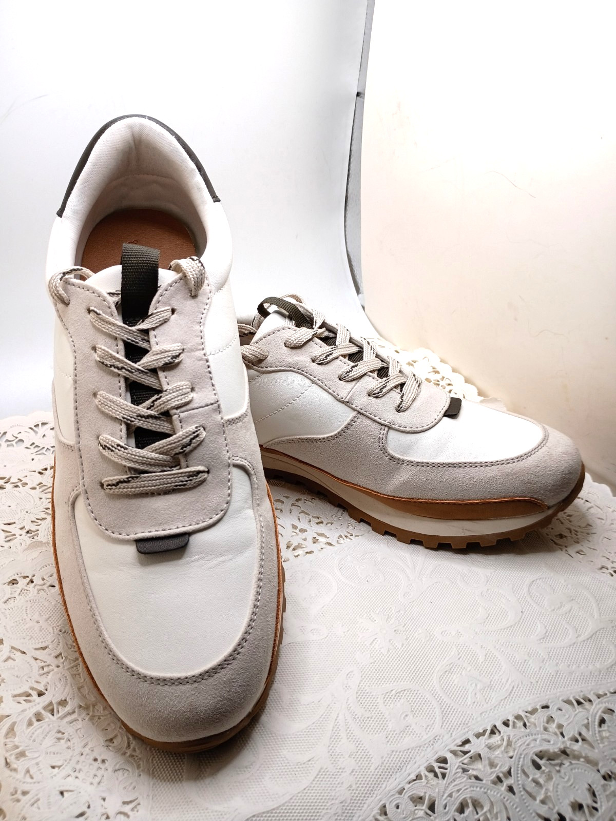 Universal Thread Women’s Size 9.5 Maria White / Gray /Brown Memory Foam Sneakers