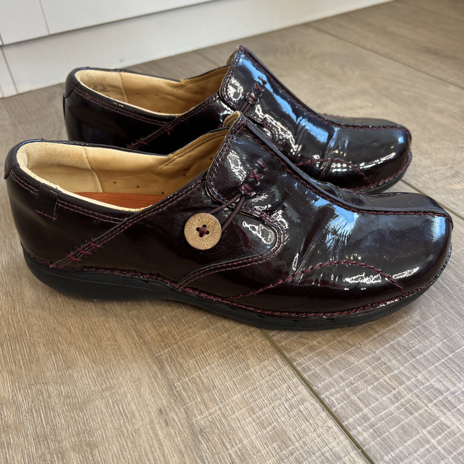 Clarks Shoes Patent Leather Artisan Unstructured Burgundy slip on Size 8.5M