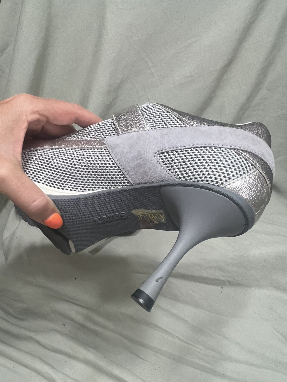 Sneex The Tepper Silver Hy-Heel by Sneex – Size 9W – Mint