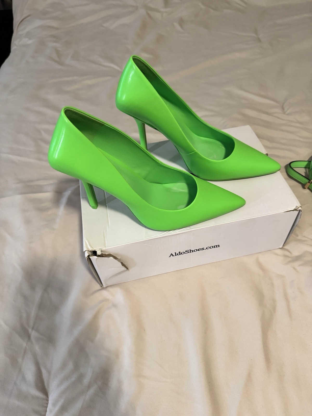 ALDO Neon Green Solid Pointed Toe Stiletto Pump Heels Slip On Women’s 9