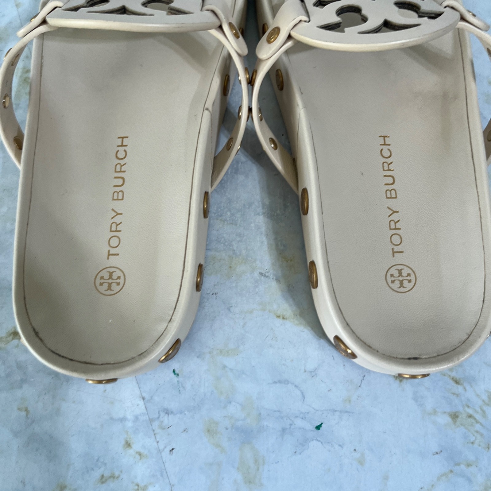 Tory Burch Miller Cloud Coin Womens Size 9M Shoes Beige Leather Flip Flop Sandal