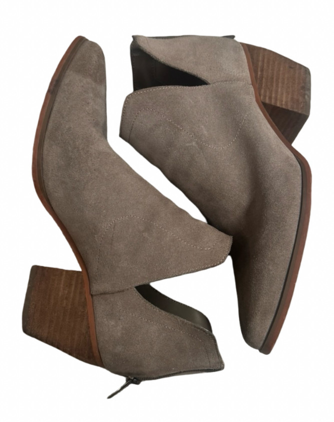 Vince Camuto Grey Suede Cut Out Ankle Booties Block Heel Back Zip Size 8. Pre-ow